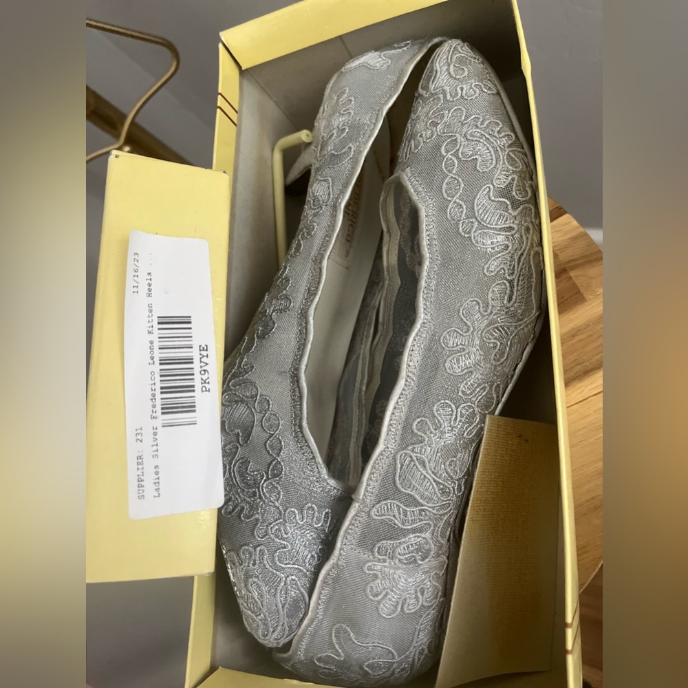 Frederico Leone Silver Lace Kitten Heels ~ Size 10